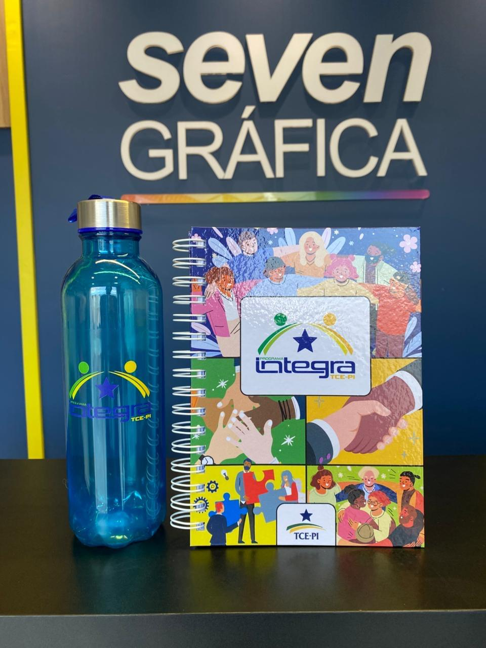 Kit institucional Programa Integra do TCE-PI: garrafa translúcida e caderno espiral personalizados