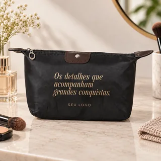 Nécessaire Essência — Nécessaire em nylon resistente à água, zíper e alça lateral em couro sintético