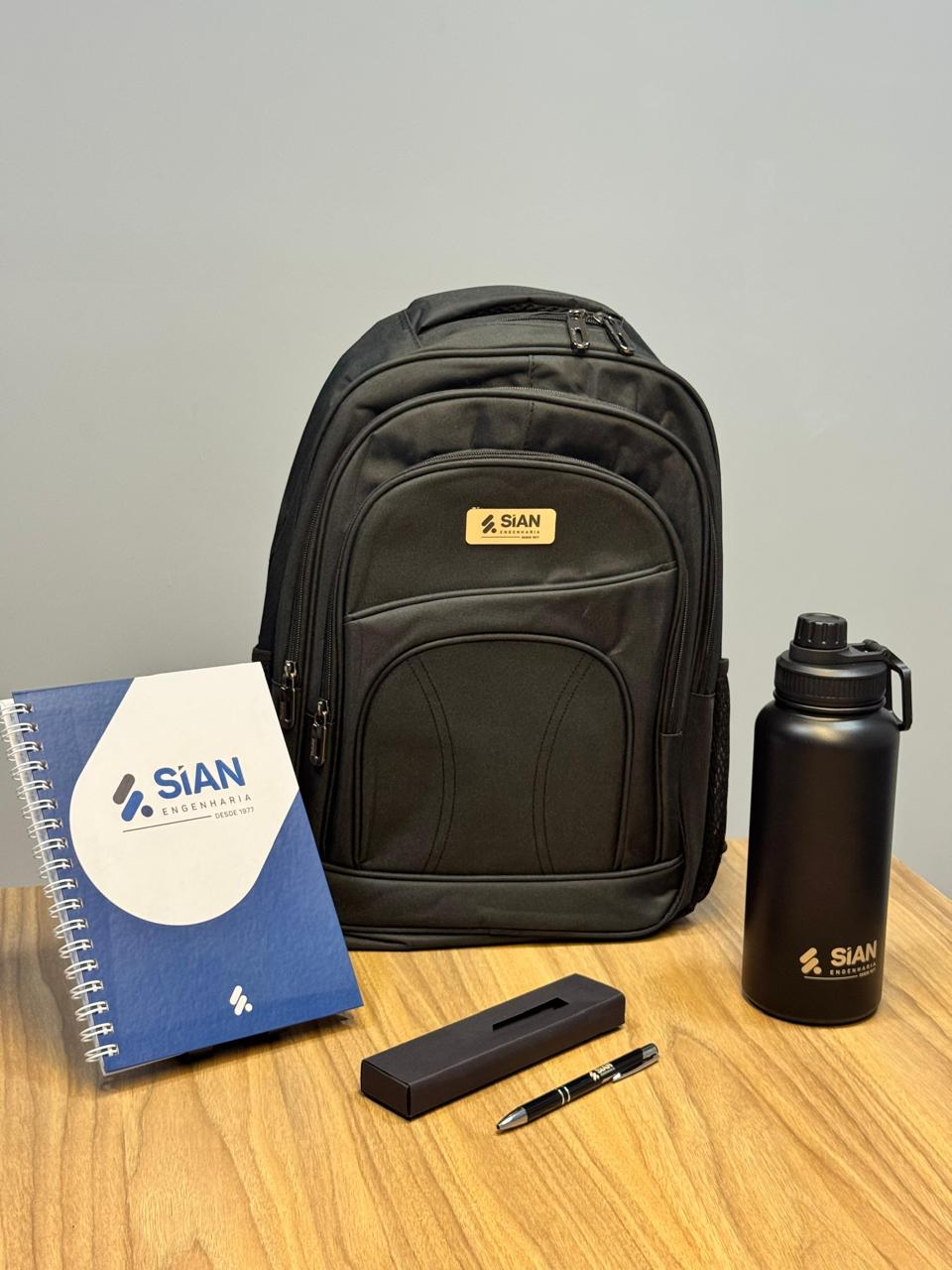 Kit executivo SIAN Engenharia: mochila, caderno, garrafa inox e caneta em estojo personalizados