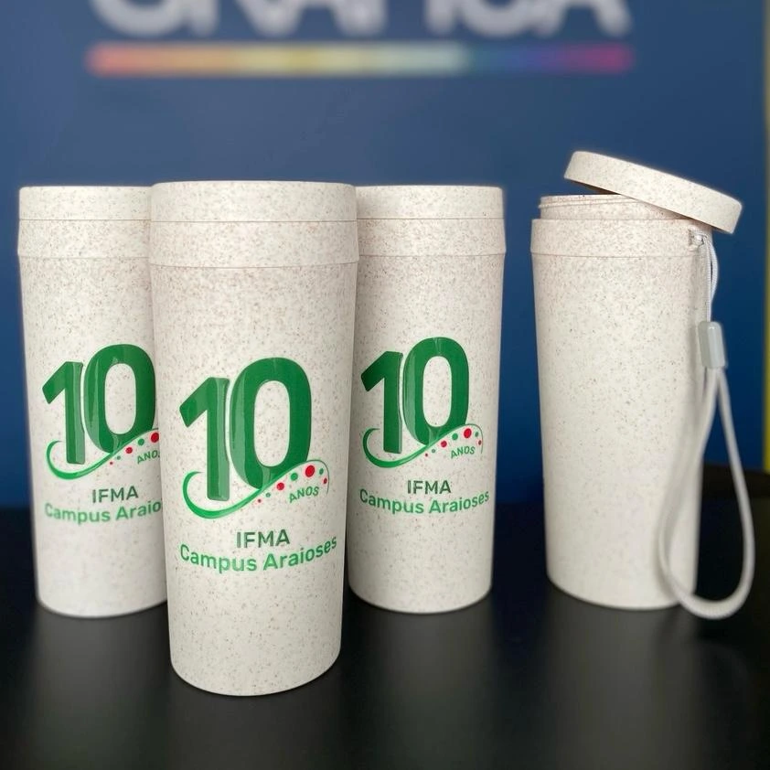 Copos personalizados produzidos para instituição de ensino.