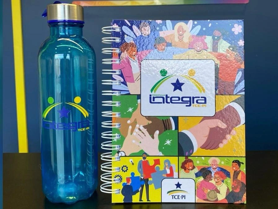 Agenda e garrafa personalizadas para projeto corporativo.
