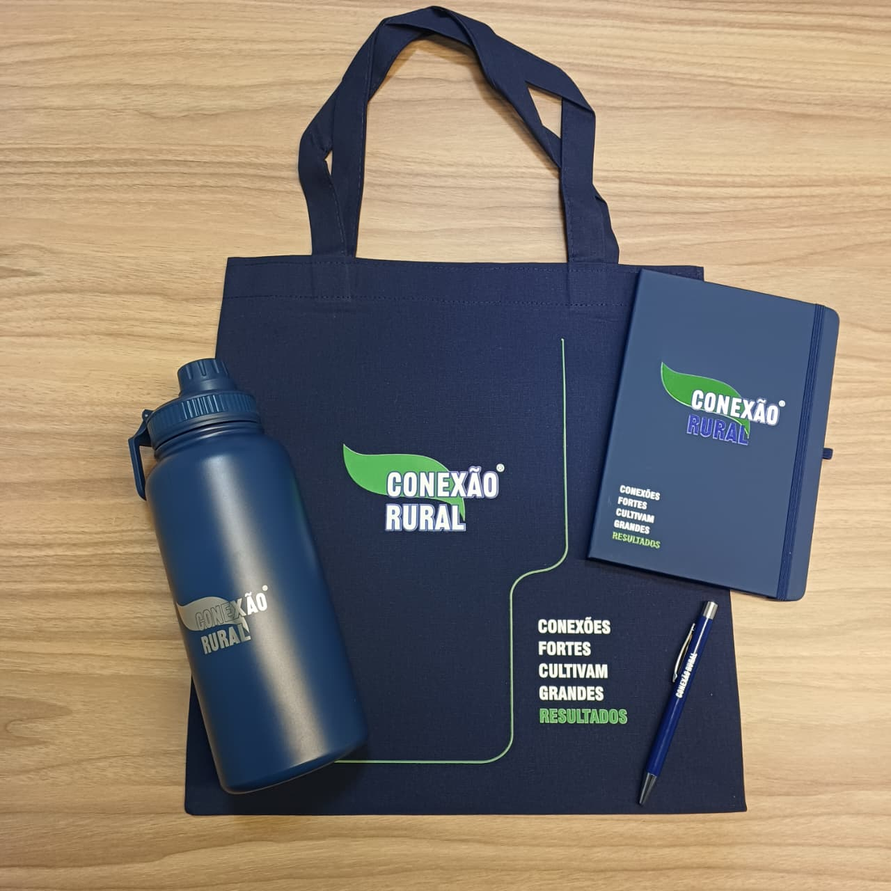 Kit corporativo Conexão Rural: ecobag azul marinho, garrafa térmica e caderneta personalizadas