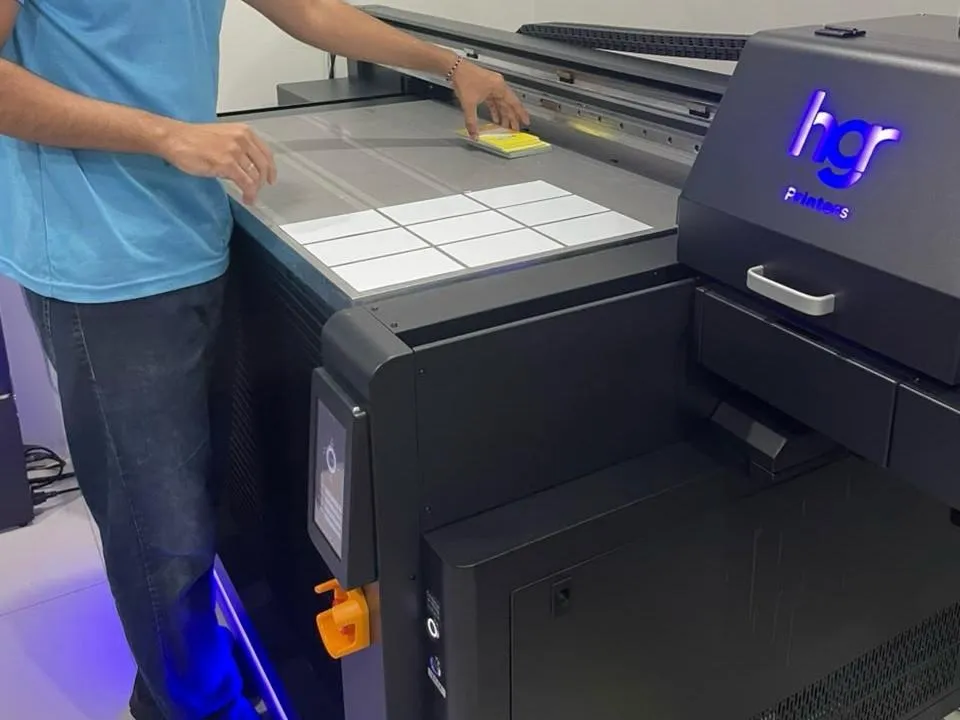 Operador utilizando equipamento de impressão UV na Seven Gráfica.
