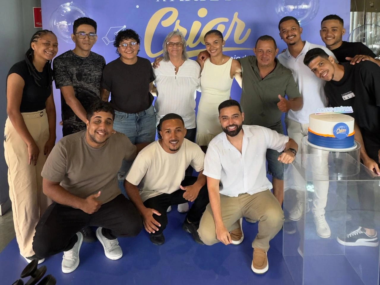 Equipe da Seven Gráfica reunida em momento de celebração.