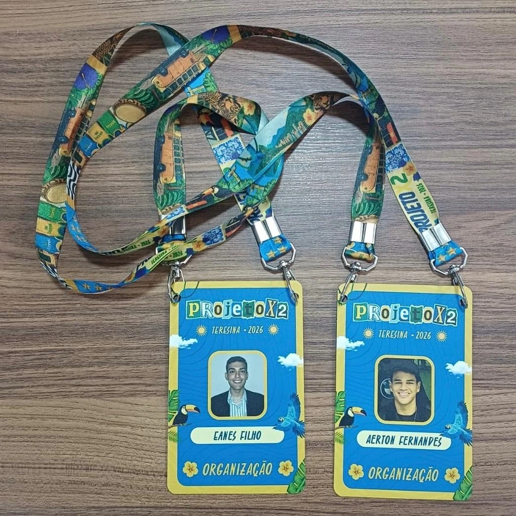 Credenciais personalizadas com cordões impressos para evento.